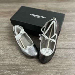 Kenneth Cole Rose Bowie girls size 2 dress shoes.  Color is silver crackle.